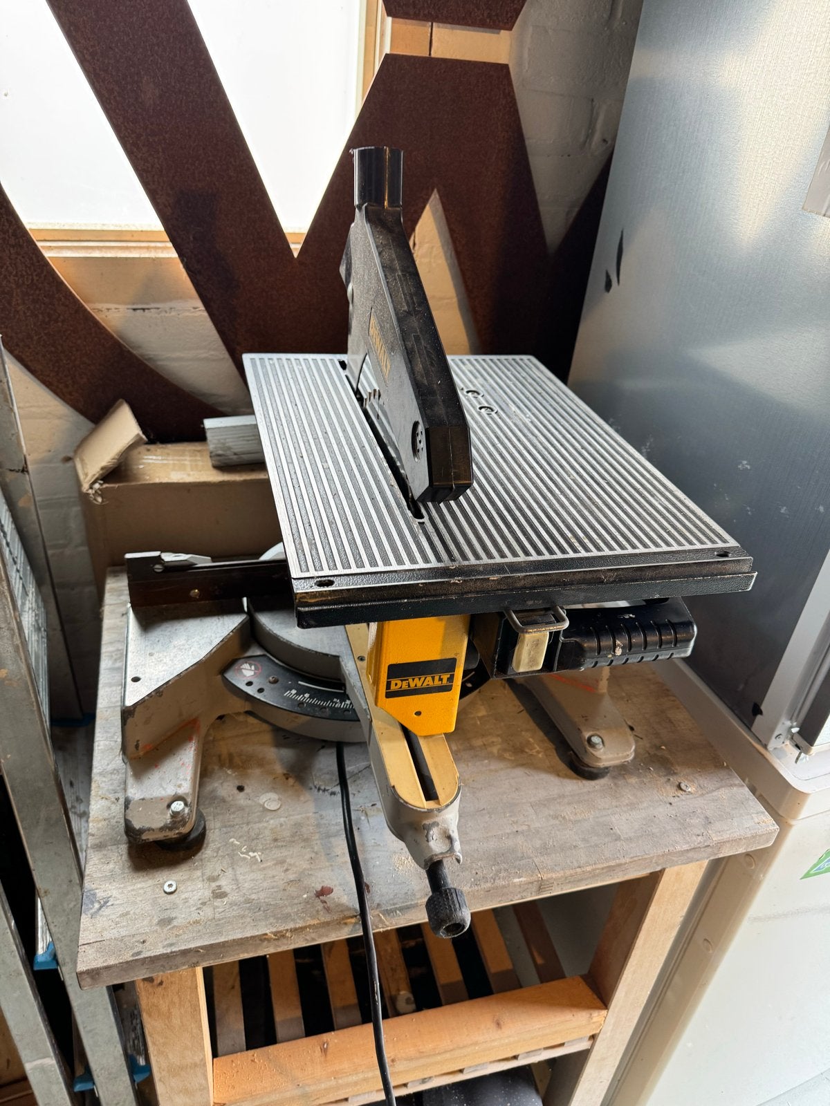 DeWalt DW711 Afkortzaag met bovenzaag, Doe-het-zelf en Verbouw, Gereedschap | Zaagmachines, Ophalen, Gebruikt, Afkortzaag, 30 tot 70 mm