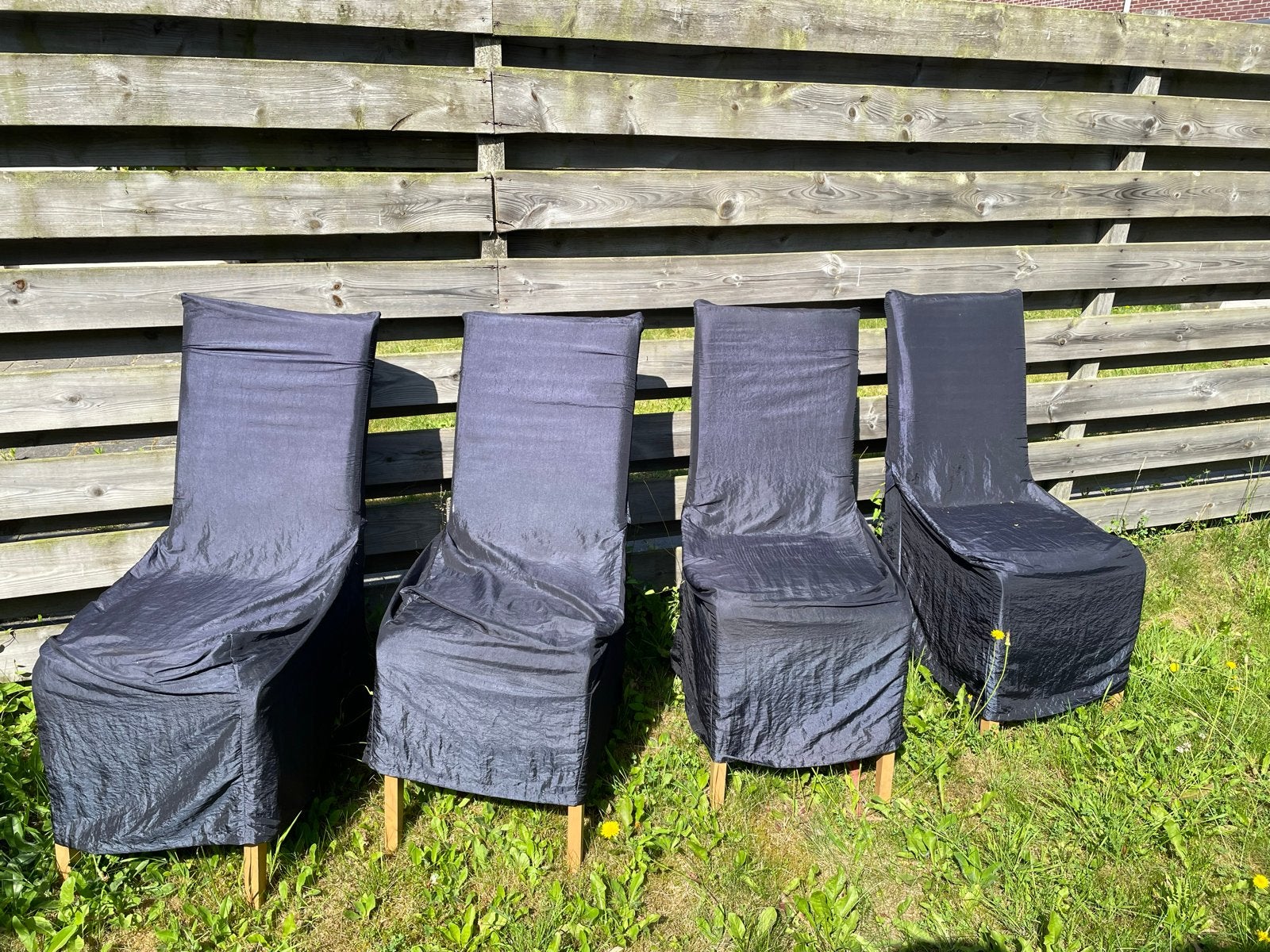 4 zwarte eetkamerstoelen met hoezen, Huis en Inrichting, Stoelen, Gebruikt, Zwart, Ophalen of Verzenden, Vier