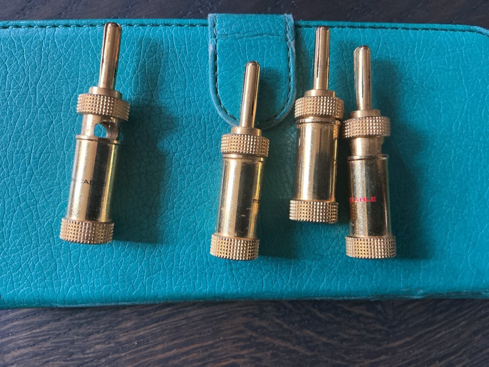 Gouden platte speaker stekkers (4 stuks), Ophalen of Verzenden, Zo goed als nieuw, Luidsprekerkabel