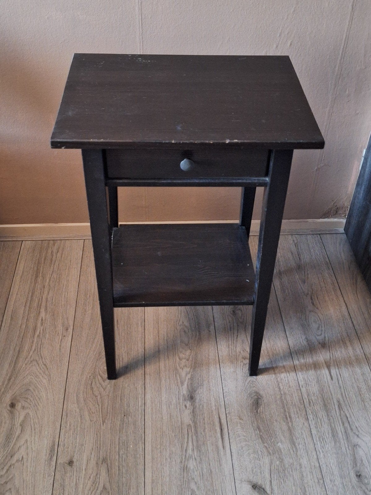 2 donkerbruine nachtkastje met lade en plank Ikea Hemnes, Ophalen, Gebruikt, Hout, Minder dan 45 cm
