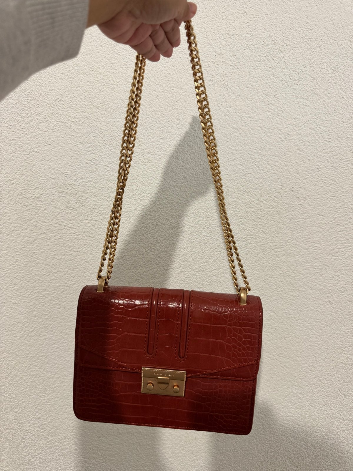 Charles & Keith Croco-effect Schoudertas - Rood, Ophalen of Verzenden, Zo goed als nieuw, Rood, Schoudertasje
