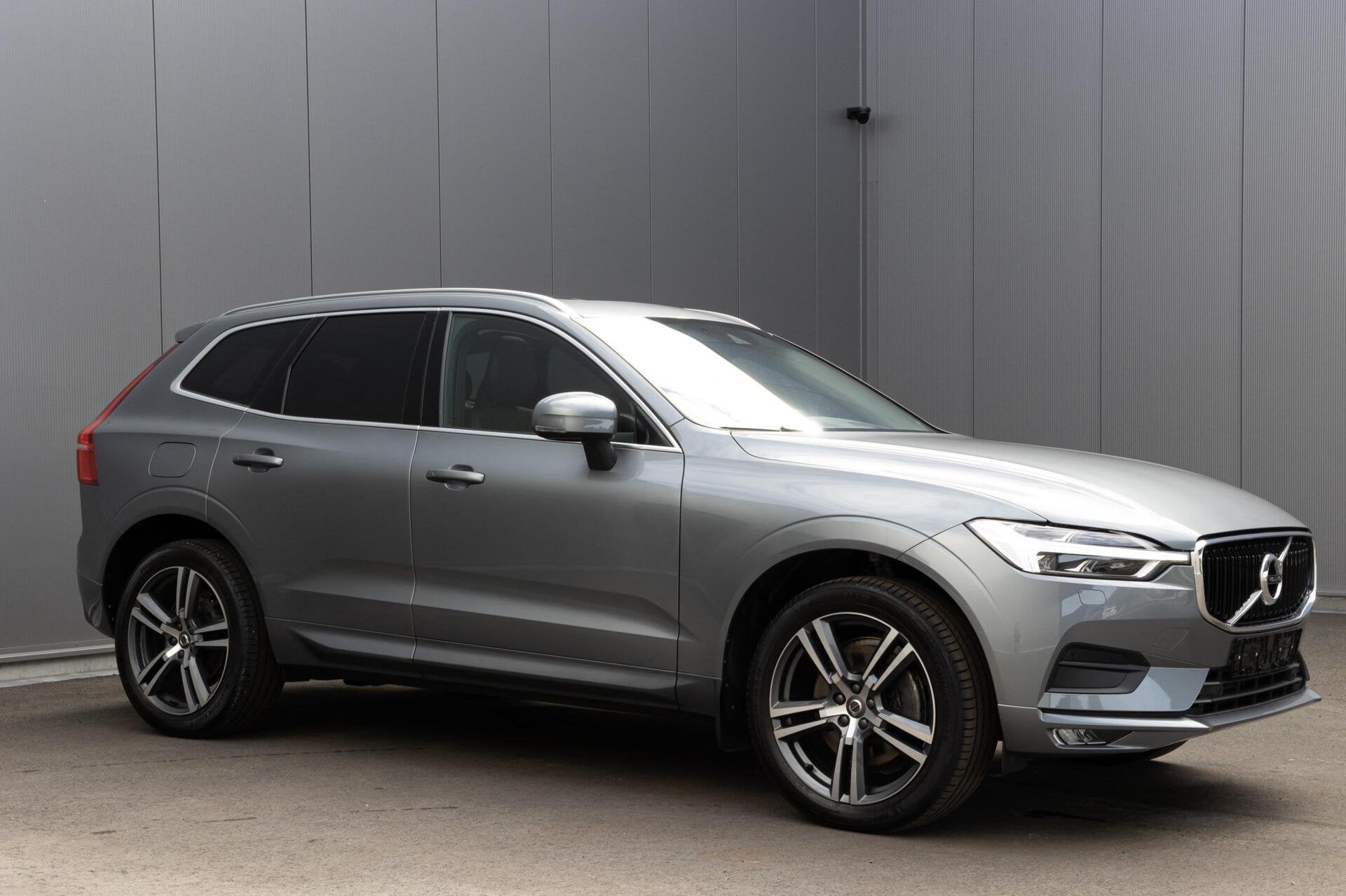 Volvo XC60 2.0 T4 Momentum Pro Panoramadak|Trekhaak|Leder|Wi, Auto's, Dealer onderhouden, Gebruikt, Zwart, 4 cilinders