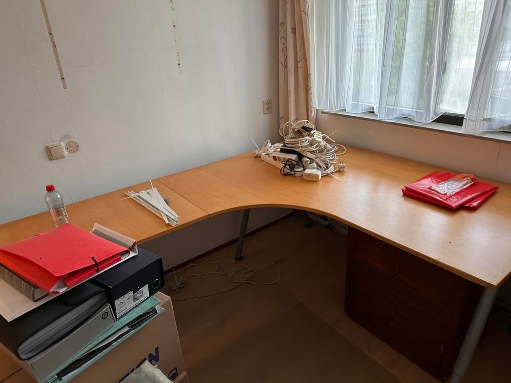 Bureau L vorm. zeer stevig onverwoestbaar, Huis en Inrichting, Bureaus, Ophalen, Zo goed als nieuw