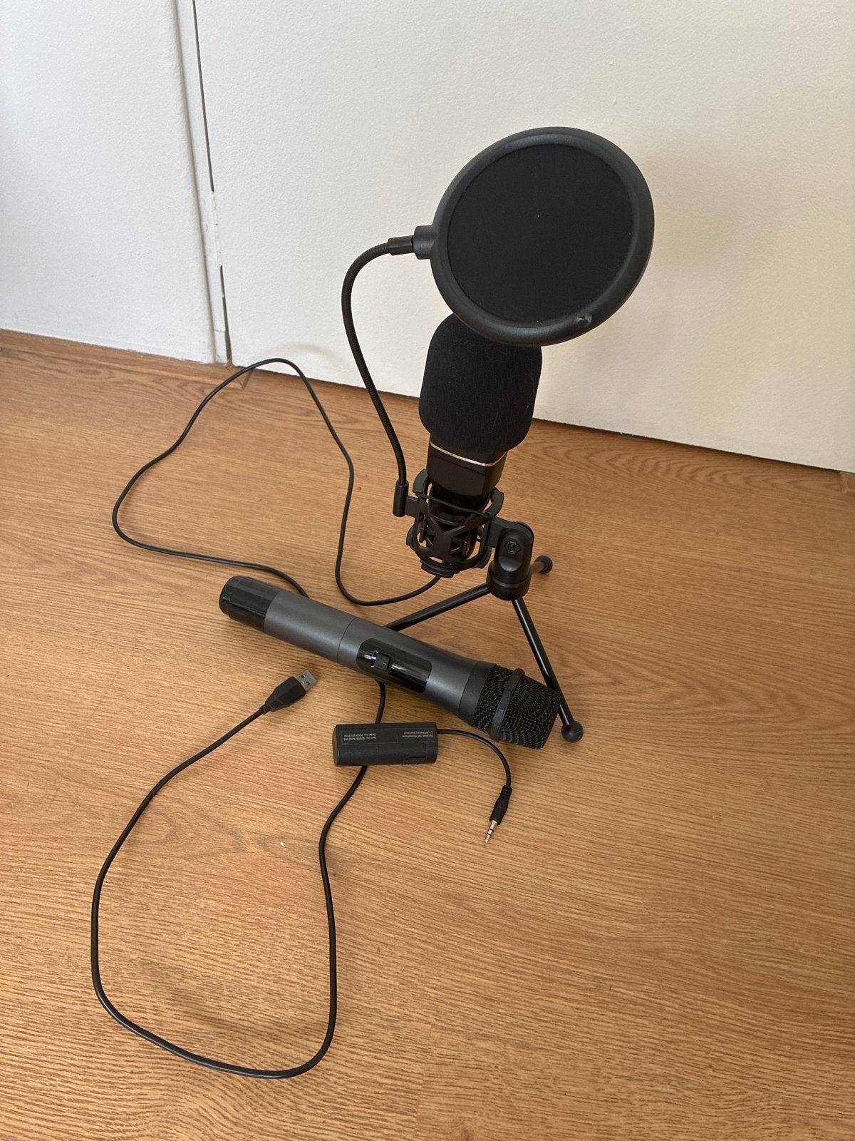 Microfoon set: studiomicrofoon en draadloze zangmicrofoon, Ophalen, Gebruikt, Studiomicrofoon, Draadloos