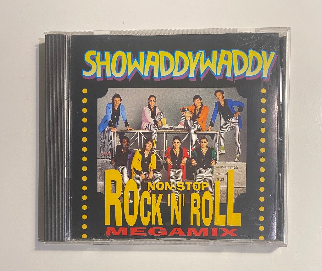 CD: Showaddywaddy - Nonstop Rock 'N' Roll Megamix UK - NM/NM, Ophalen of Verzenden, Zo goed als nieuw, Remixalbum, Inclusief boekje