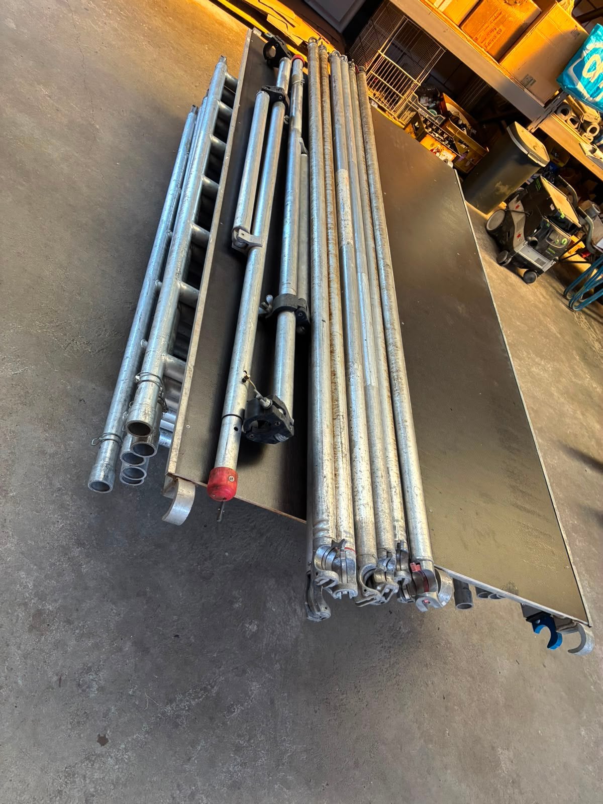 te koop steiger Werkhoogte 8.20 de loopplanken zijn 245 lang, Ophalen, Zo goed als nieuw, Rolsteiger of Kamersteiger, 5 meter of hoger