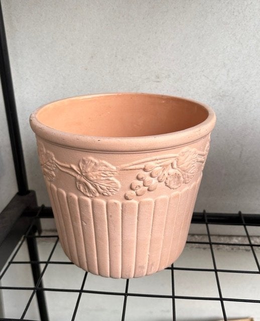 Prachtige terracotta bloempot met reliëf (druiven/bladeren), Tuin en Terras, Ophalen, Rond, Binnen, Zo goed als nieuw