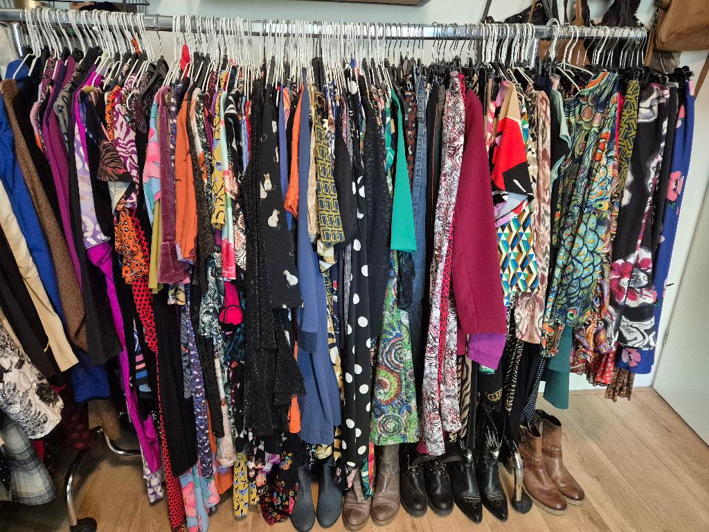 200 stuks 2dehands dameskleding en accessoires €500, Kleding | Dames, Dames-kledingpakketten, Zo goed als nieuw, Maat 46/48 (XL) of groter