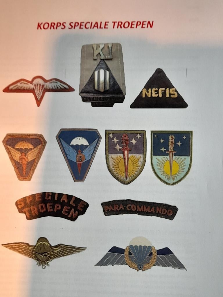 Overzicht emblemen en uitrusting korps speciale troepen, Ophalen of Verzenden, Landmacht, Nederland, Boek of Tijdschrift