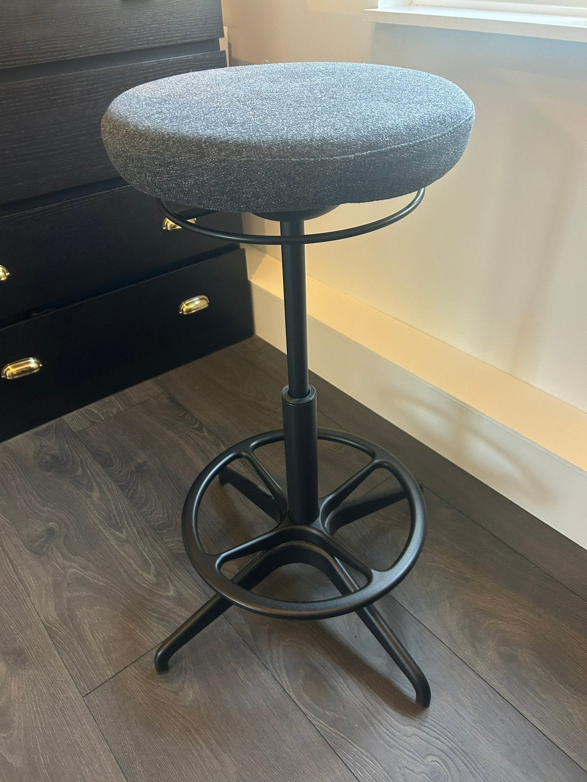 IKEA LIDKULLEN zit-/stakruk grijs – ergonomisch, Ophalen, In hoogte verstelbaar, Zo goed als nieuw