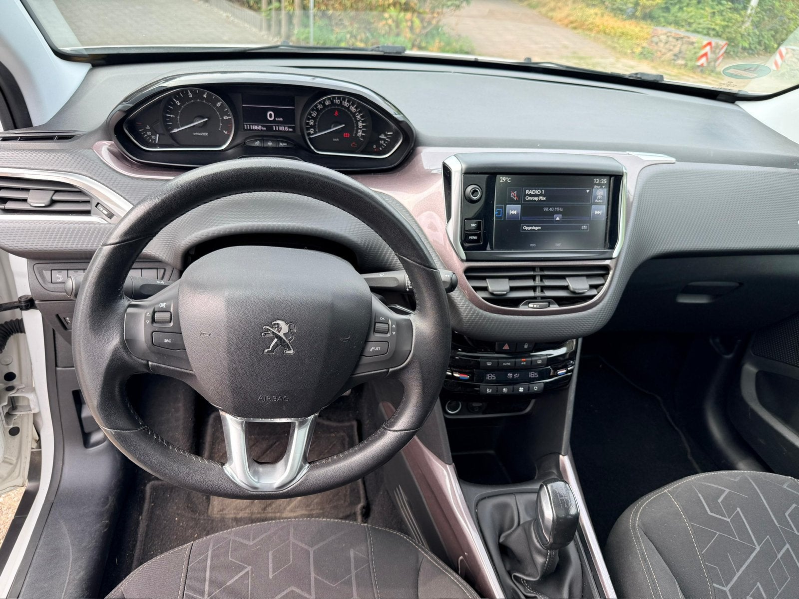 Peugeot 2008 SHOWROOMMODEL -NIEUW DIS.RIEM -Van 1e eigenaar, Auto's, Voorwielaandrijving, 40 €/maand, Zwart, 1199 cc