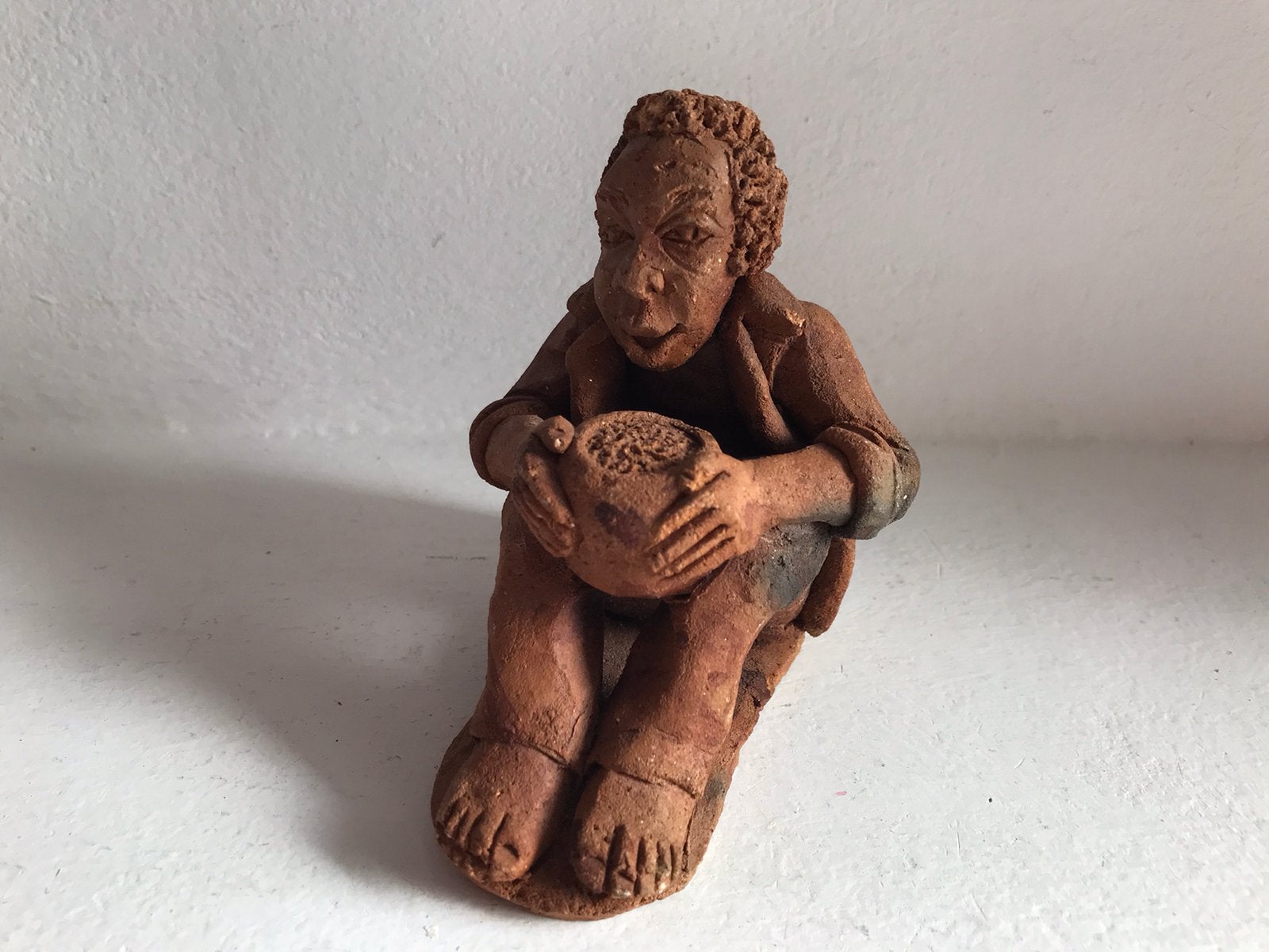 Beeldje zittende man terracotta, Steen/keramiek, Bruin, Afrika, Handgemaakt