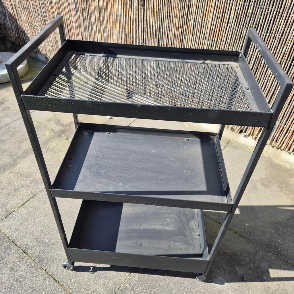 Zwarte Trolley op wieltjes, Ophalen