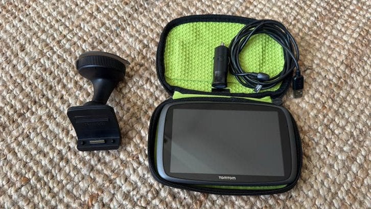 TomTom GO 6100 navigatiesysteem compleet met houder en hoes, Ophalen of Verzenden, Zo goed als nieuw