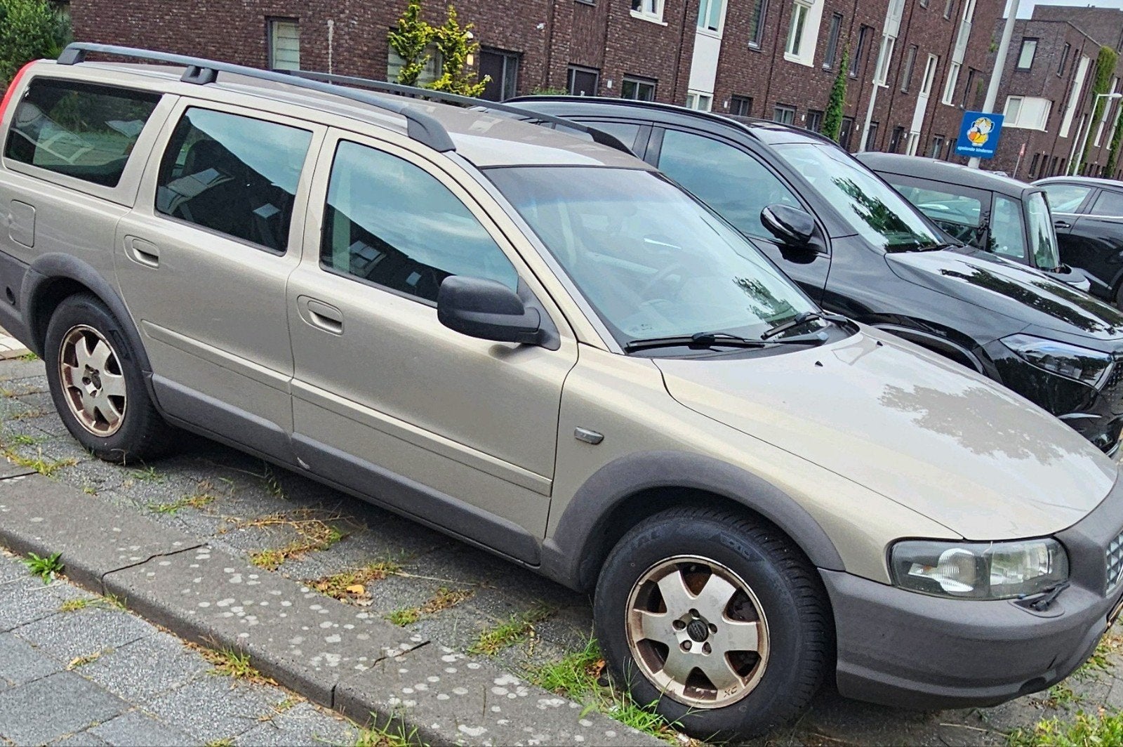 Volvo V70 2.4 T XC 4WD AUT 2001 Grijs, Auto's, Automaat, 1800 kg, Zwart, 1712 kg