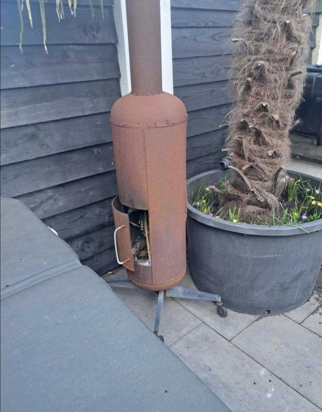 Zelfgemaakte buitenkachel met wieltjes, Ophalen