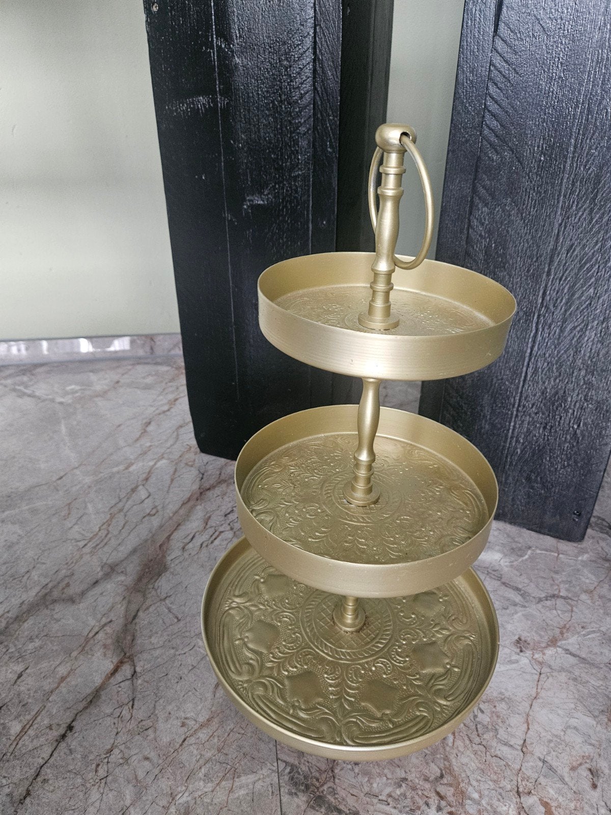 Gouden etagere met 3 lagen en handvat, Met handvatten, Rond, Ophalen of Verzenden, Zo goed als nieuw