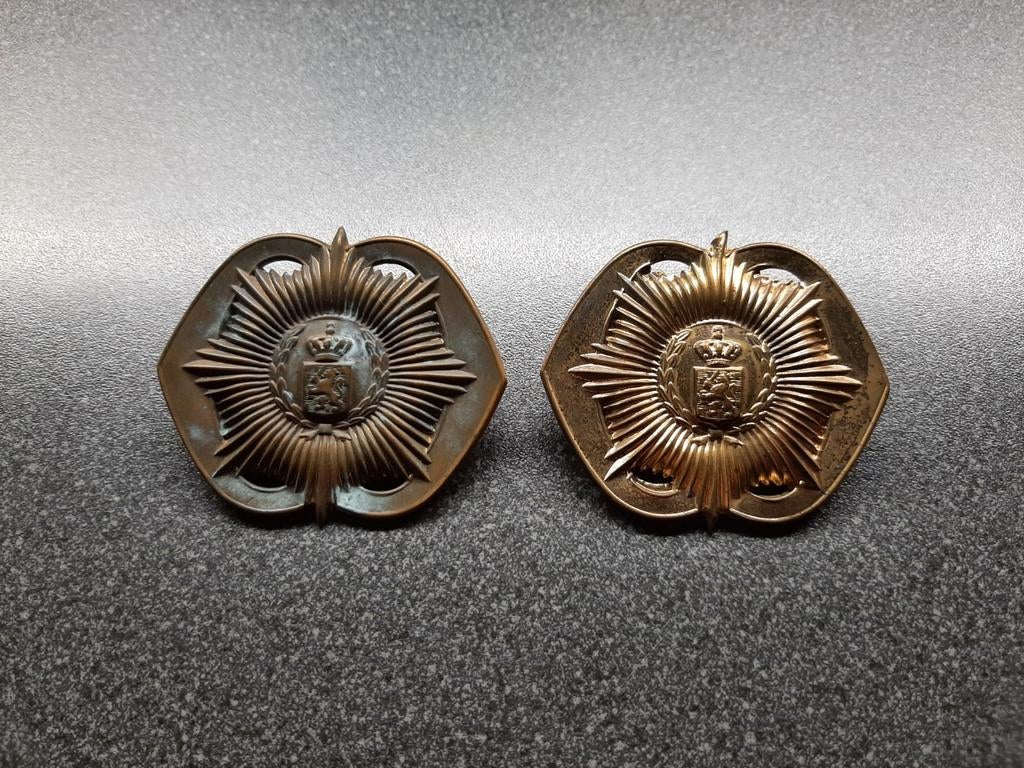 van Heutsz   -  2x baret  embleem/  ouder en wat jonger.KL, Ophalen of Verzenden, Landmacht, Nederland, Embleem of Badge