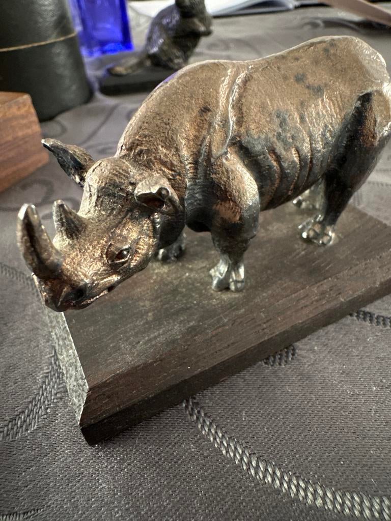 Verzilverd beeldje zwarte neushoorn - Wereld Natuur Fonds, Verzamelen, Ophalen of Verzenden, Gebruikt, Dier