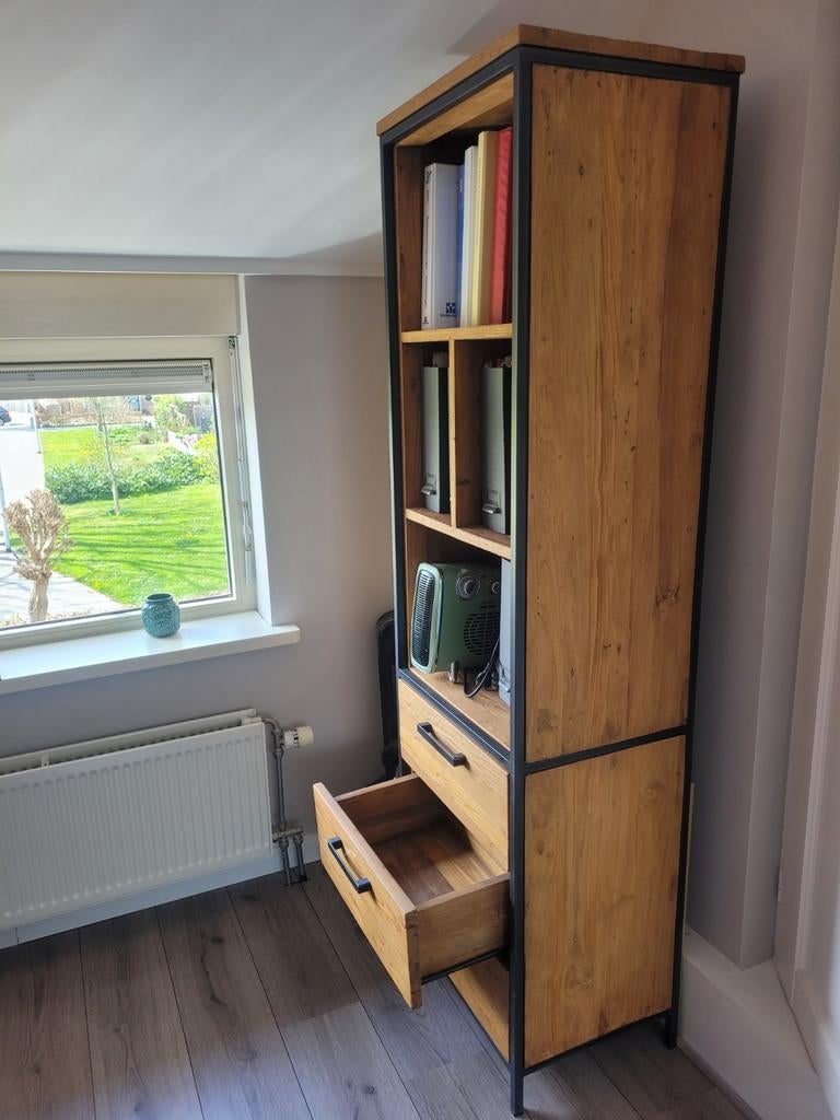 Stevige houten kast met metalen elementen en laden, Huis en Inrichting, Kasten | Boekenkasten, Met plank(en), Gebruikt, 50 tot 100 cm