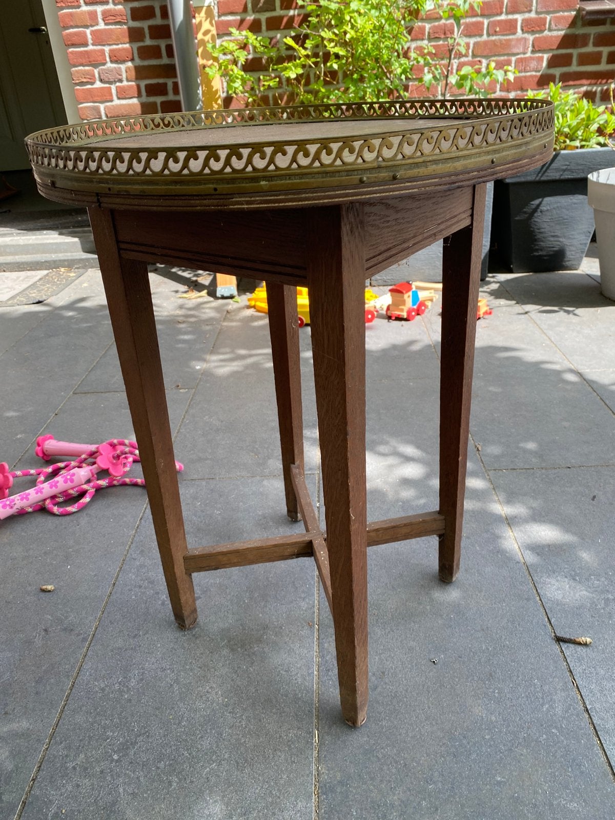 Brocante tafeltje met messing rand, Antiek en Kunst, Ophalen