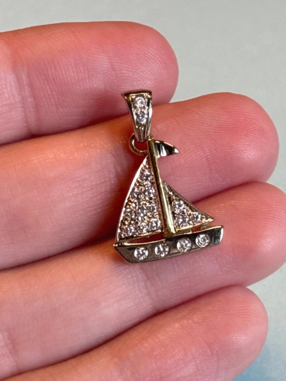 18 karaat wit- met geelgouden zeilboot hanger met diamantjes, Overige voorstellingen, Verzenden, Zo goed als nieuw, Goud