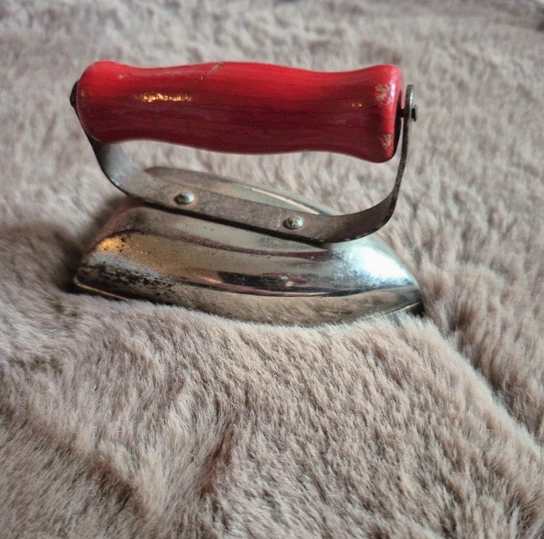 Vintage kinder strijkijzer met rode houten handgreep, Ophalen, Gebruikt, Jongen of Meisje