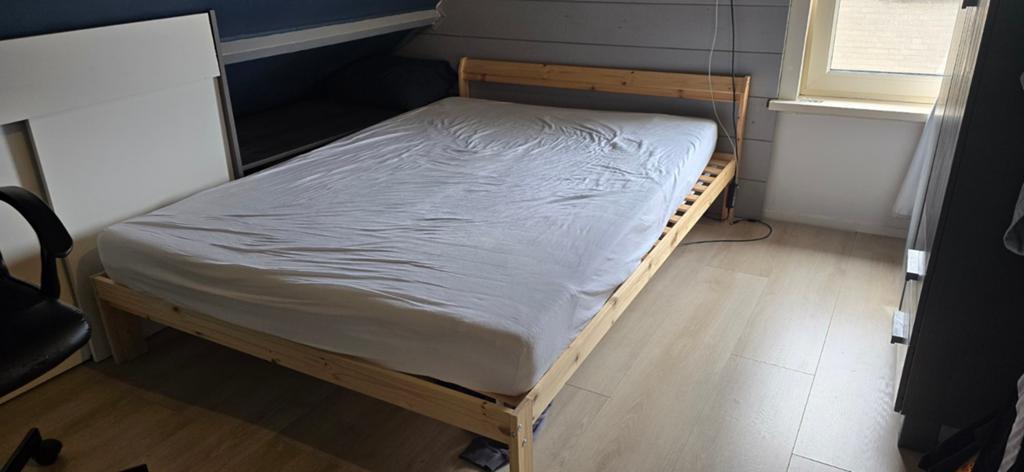 IKEA grenen bed Neiden 140x200 met matras, Huis en Inrichting, Slaapkamer | Bedden, Gebruikt, Tweepersoons, 140 cm, Hout, Ophalen of Verzenden