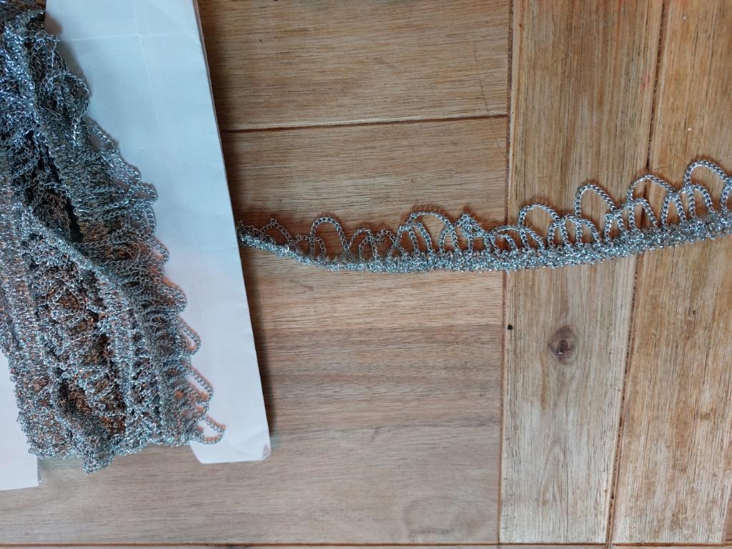Vintage band met kraaltjes - Zwart of wit, Hobby en Vrije tijd, Naaien en Fournituren, Ophalen of Verzenden, Gebruikt, Lint, Band of Elastiek