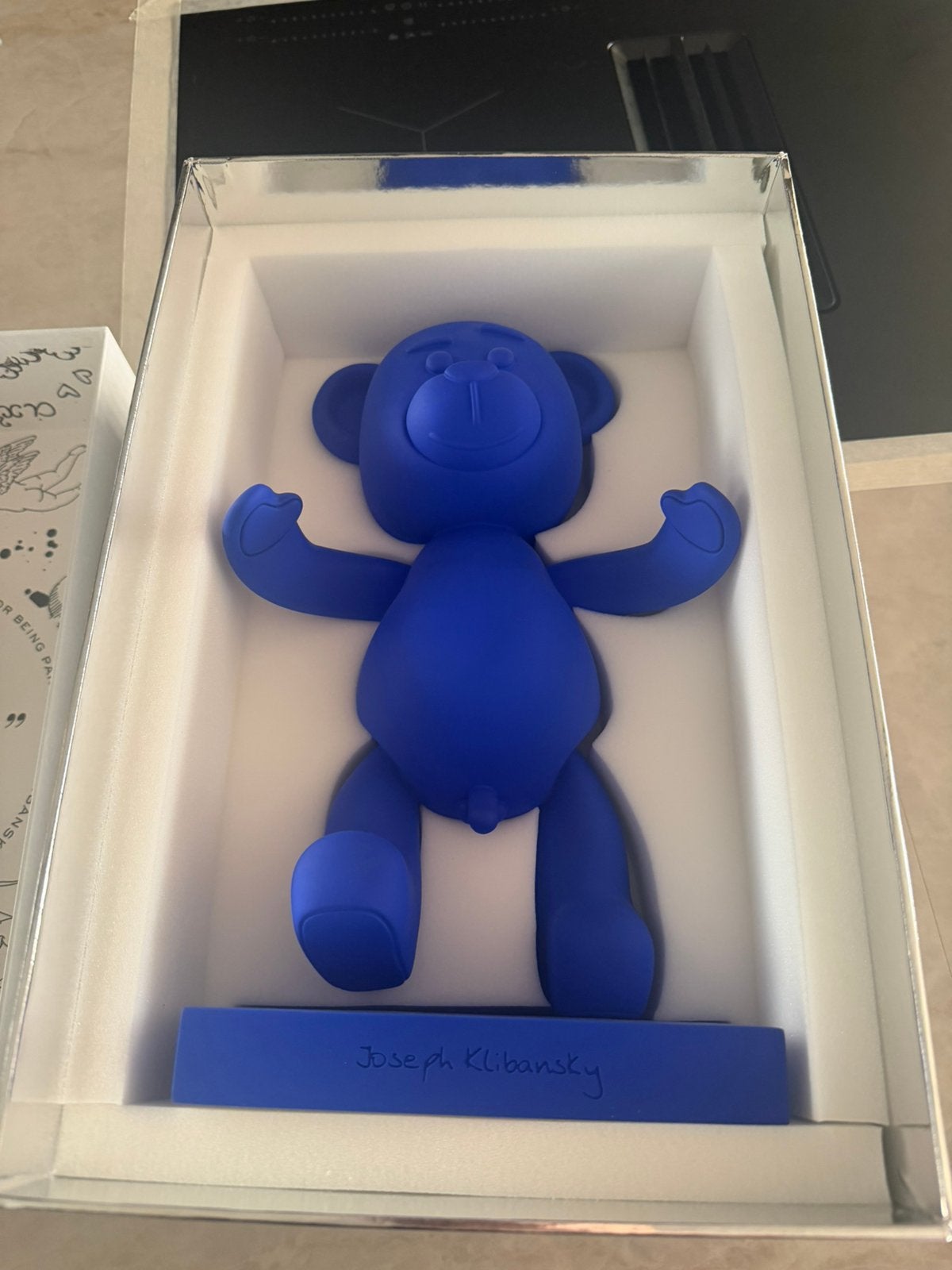 Klibansky bear hug, Antiek en Kunst, Ophalen, Blauw, 20 - 50 cm, Beeld