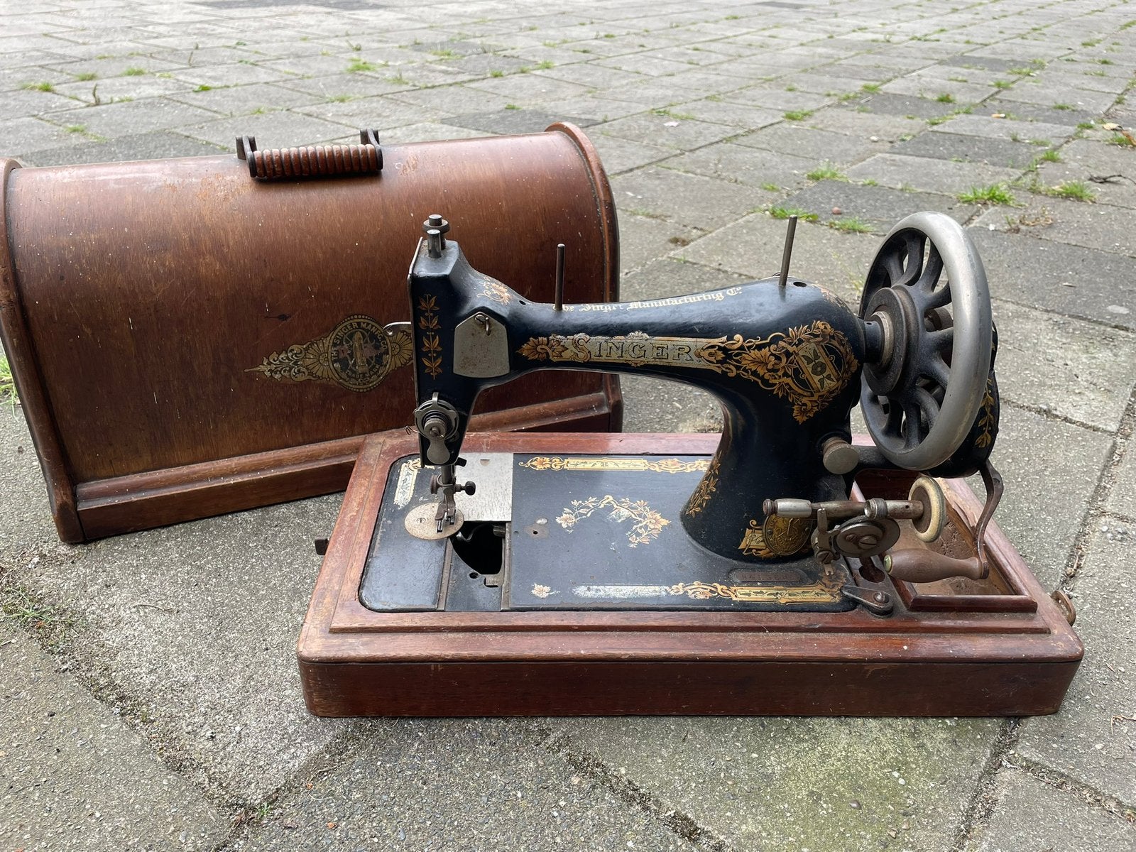 Antieke Singer naaimachine, Ophalen