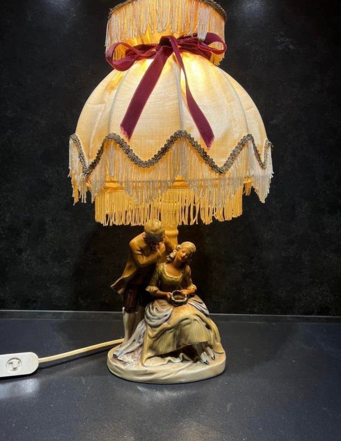 Antieke Tafellamp met Romantisch Beeld en Franjes, Antiek en Kunst, Ophalen of Verzenden