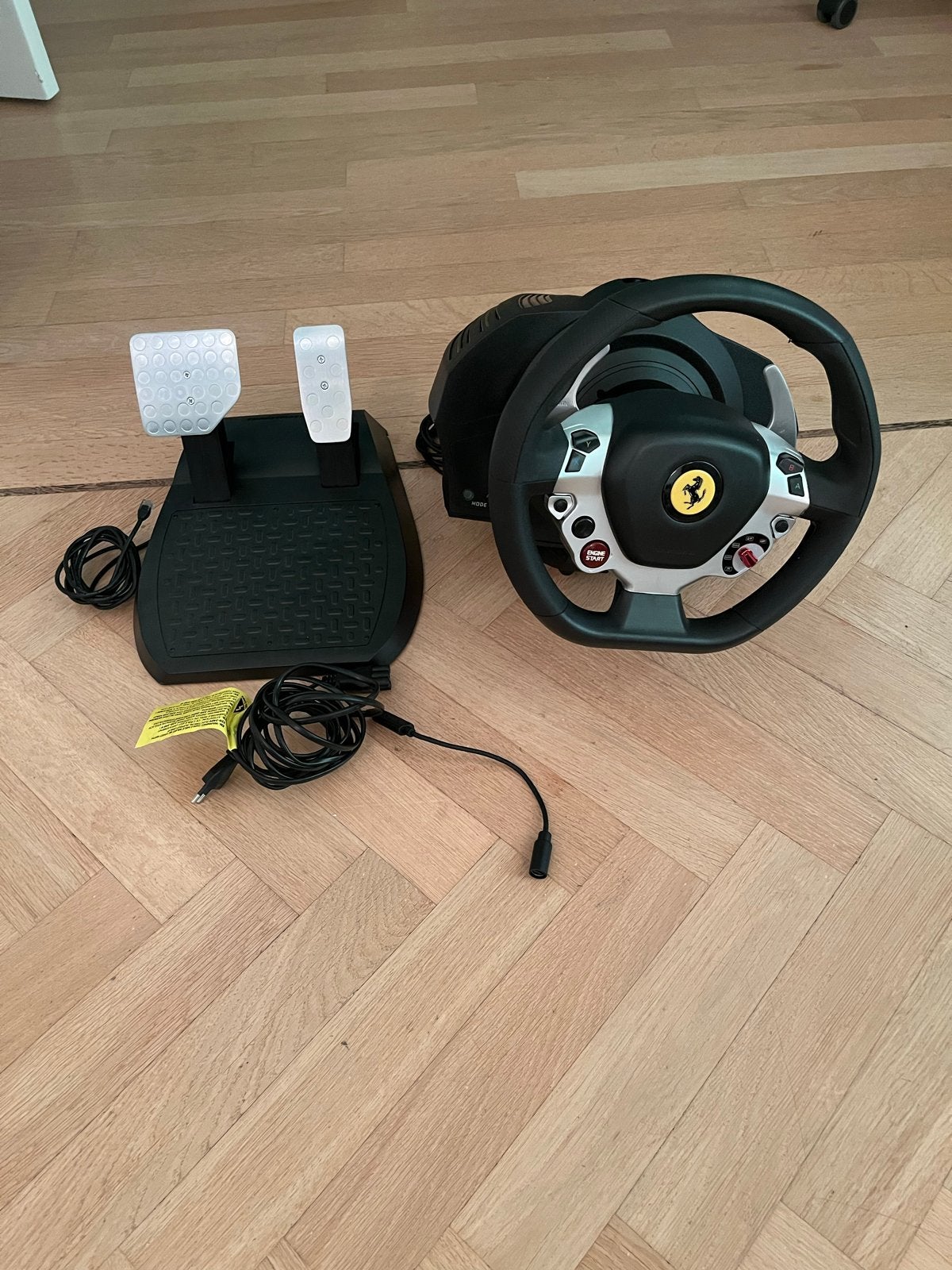 Thrustmaster Ferrari 458 TX Racing Wheel + Pedalen, Spelcomputers en Games, Spelcomputers | Xbox | Accessoires, Zo goed als nieuw