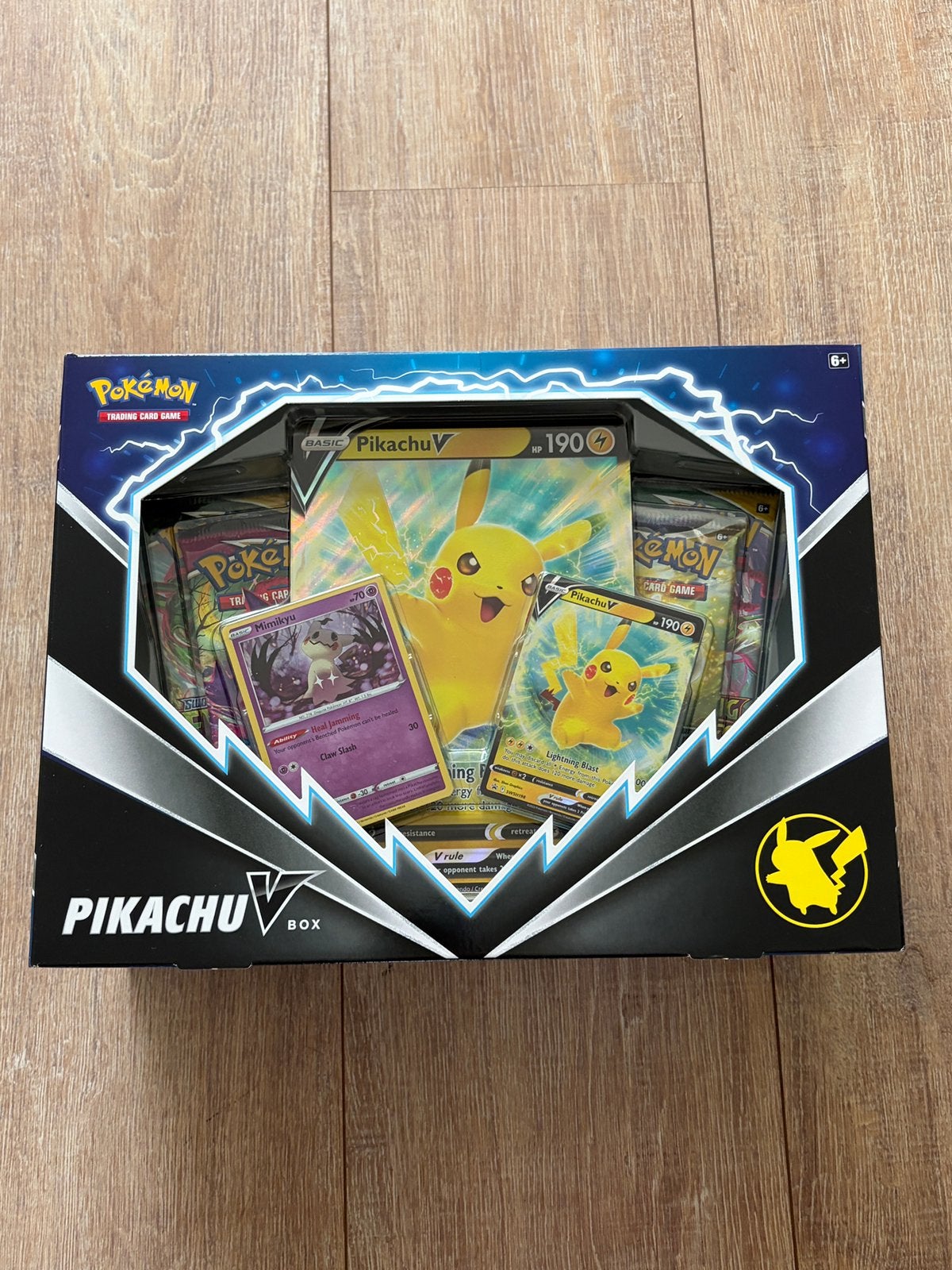 POKÉMON PIKACHU V BOX – 2x EVOLVING SKIES, Hobby en Vrije tijd, Verzamelkaartspellen | Pokémon, Ophalen of Verzenden, Nieuw, Boosterbox