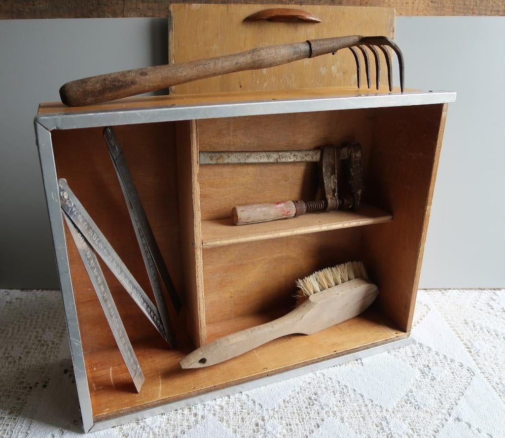 Stoere kist + duimstok + oud harkje + tang + borstel, Ophalen of Verzenden