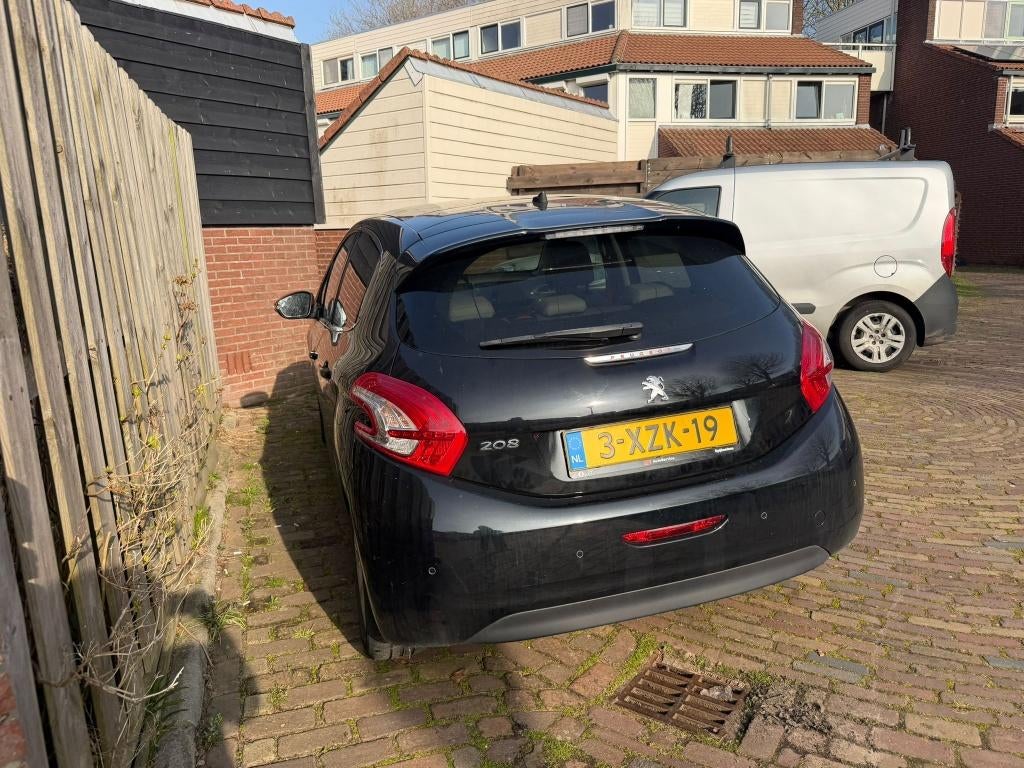 Peugeot 208 1.2 VTI 60KW 5-D 2-TR 2014 Zwart, Ophalen