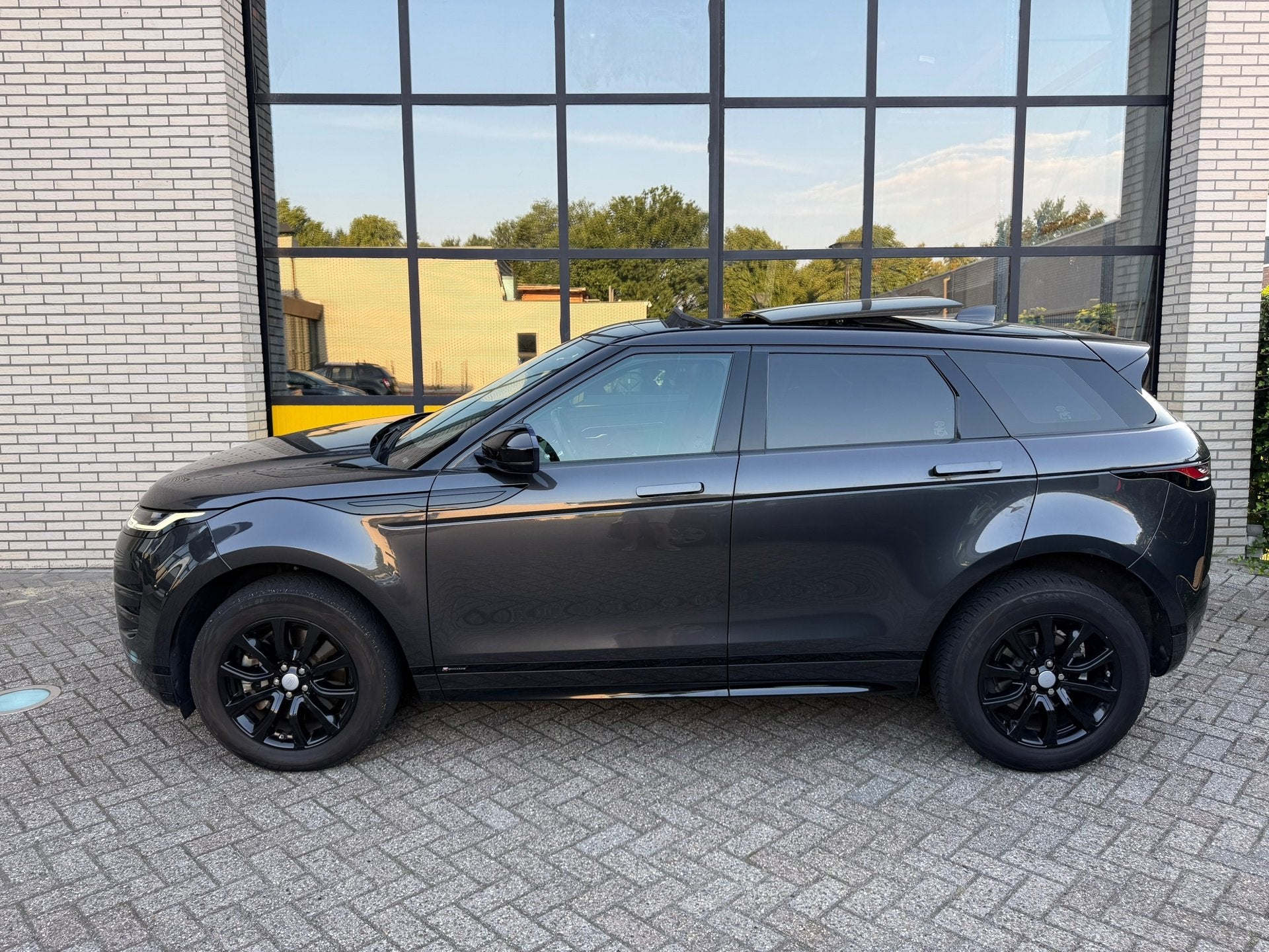 Land Rover Range Rover Evoque 2.0 P200 AWD R-Dynamic, Schuif, Auto's, Land Rover, 1800 kg, 4 cilinders, Automatische klimaatregeling