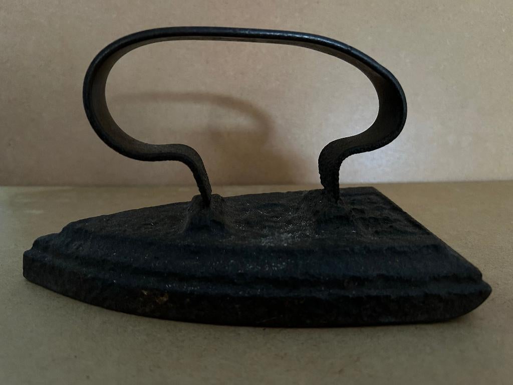 Antieke strijkijzer strijkbout gietijzer, Antiek en Kunst, Antiek | Gereedschap en Instrumenten, Ophalen