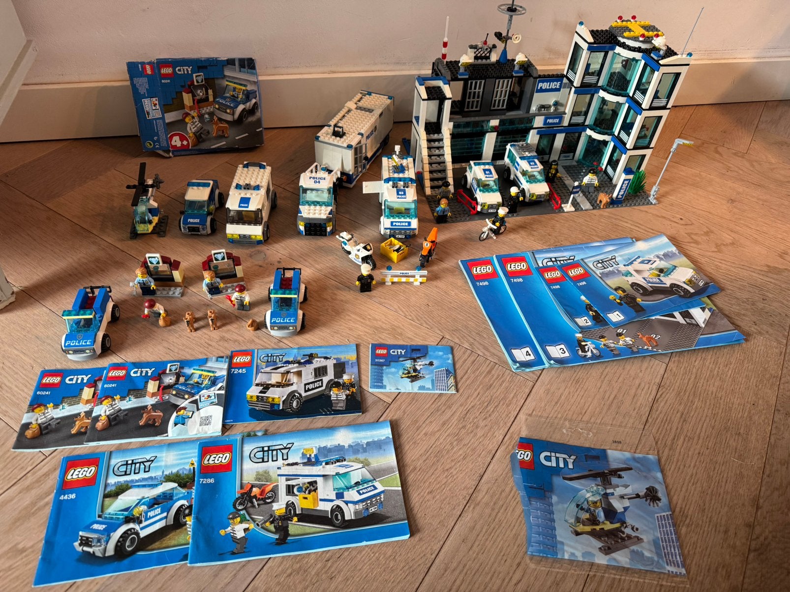LEGO City Politiebureau 7498 - met boekjes en veel extra’s