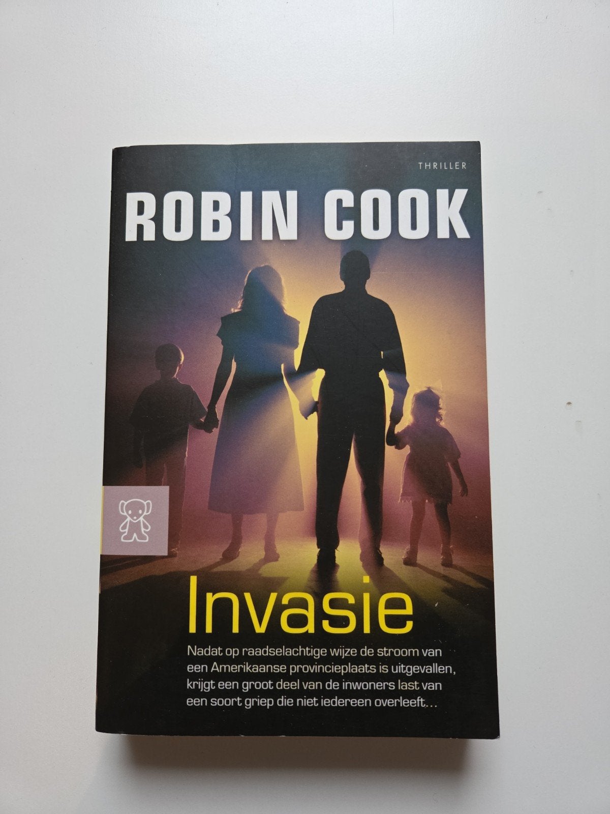 Invasie - Robin Cook (Thriller), Ophalen of Verzenden, Gelezen, Robin Cook