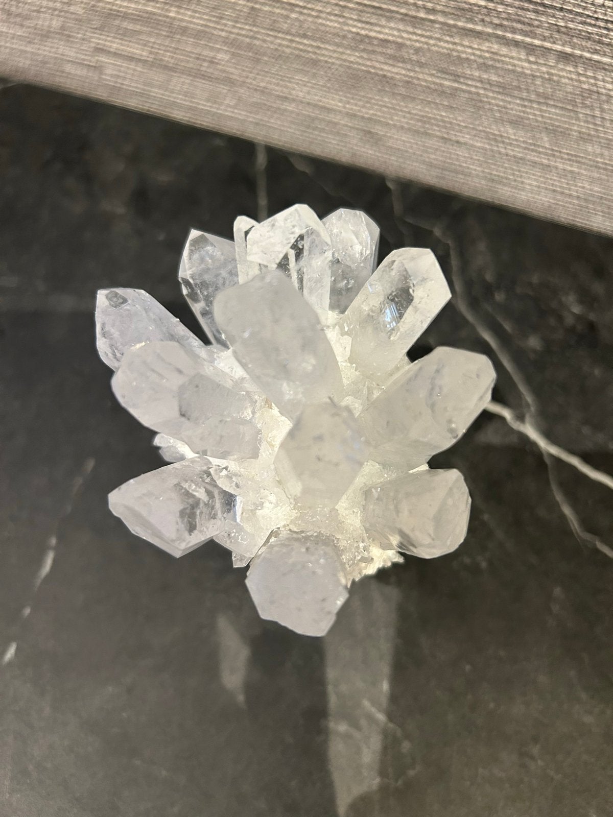 Decoratief Bergkristal Mineraal met Onderzetter, Verzamelen, Ophalen of Verzenden, Mineraal
