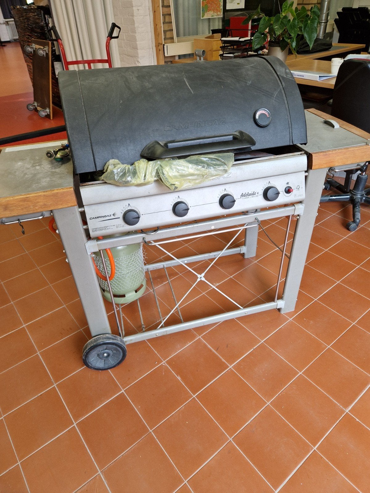 Adélaïde 4 Classic L Deluxe gasbarbecue met gasfles Teab, Ophalen, Gebruikt, Adélaïde