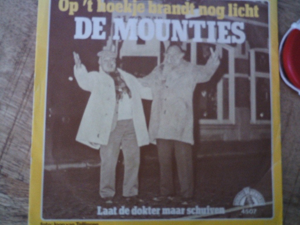 mounties - op 't hoekje brandt nog licht 26jun, Ophalen of Verzenden, Zo goed als nieuw