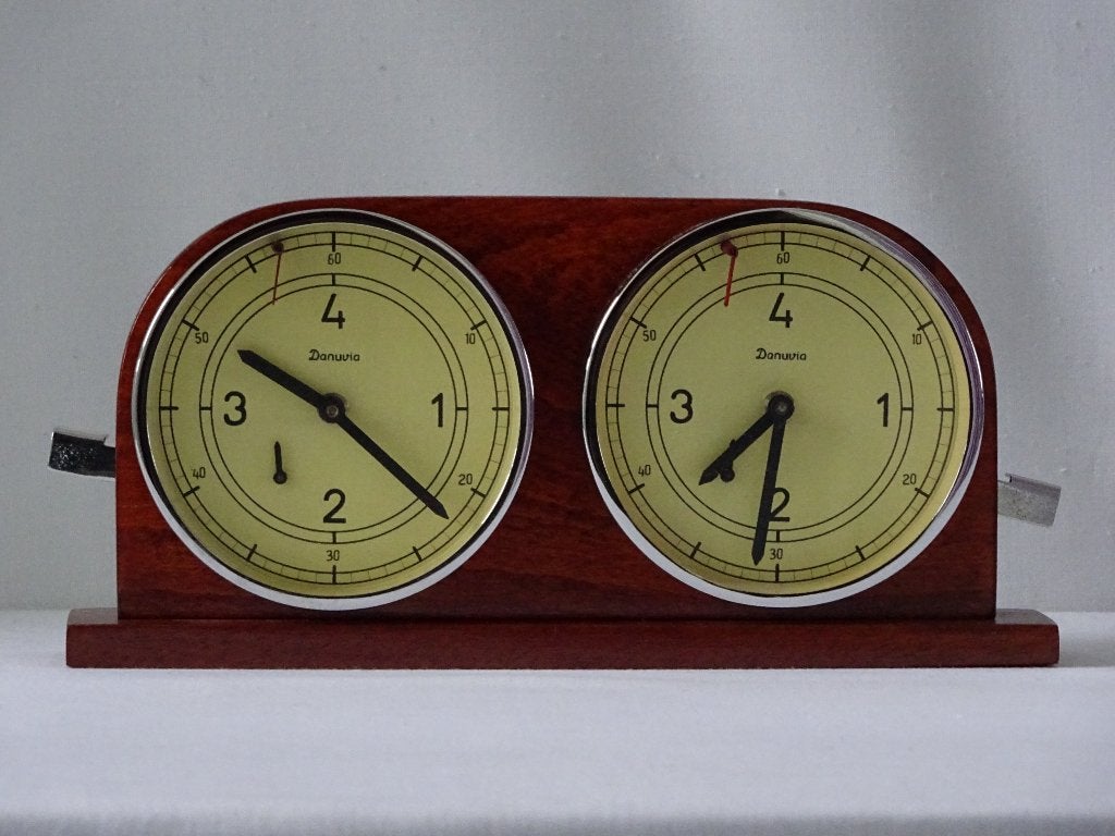 Danuvia 4-uurs schaakklok – REPLICA 1945–1950, Verzenden