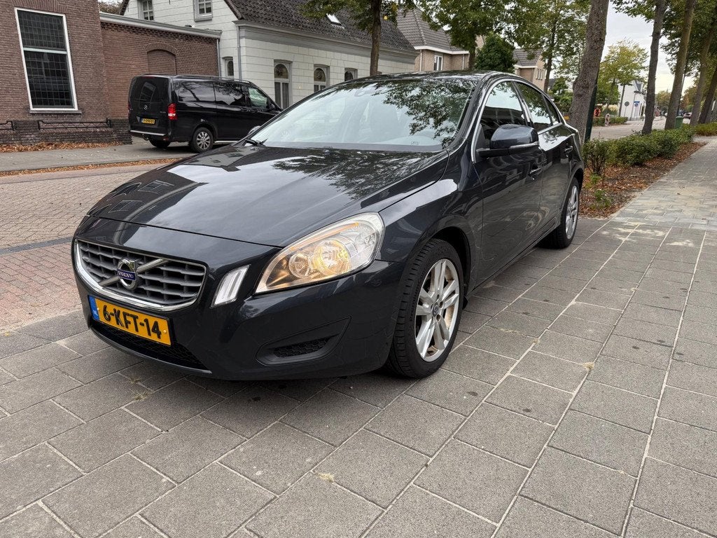 Volvo S60 1.6 T3 Momentum AUTOMAAT EERSTE EIGENAAR DEALER ON, Auto's, Volvo, 15 km/l, 4 cilinders, 150 pk, Metallic lak