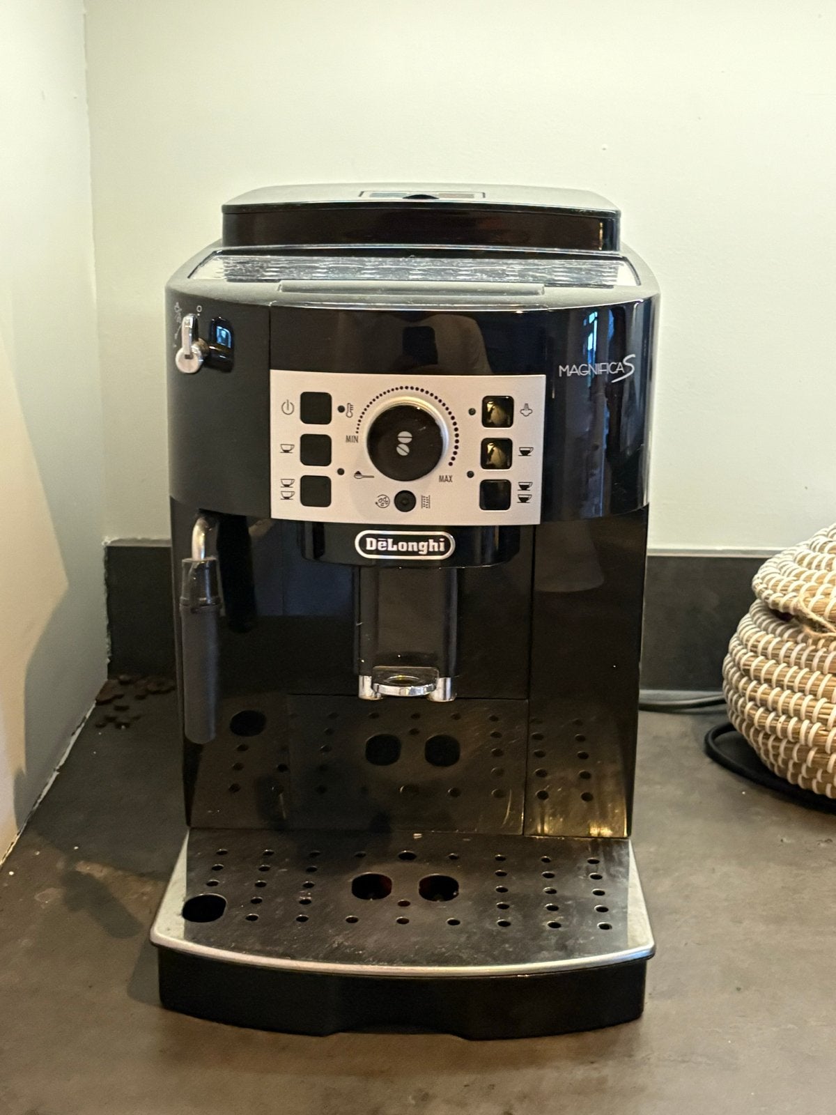 De'Longhi Magnifica S volautomatische espressomachine, Witgoed en Apparatuur, Ophalen, Afneembaar waterreservoir, Gebruikt, Espresso apparaat