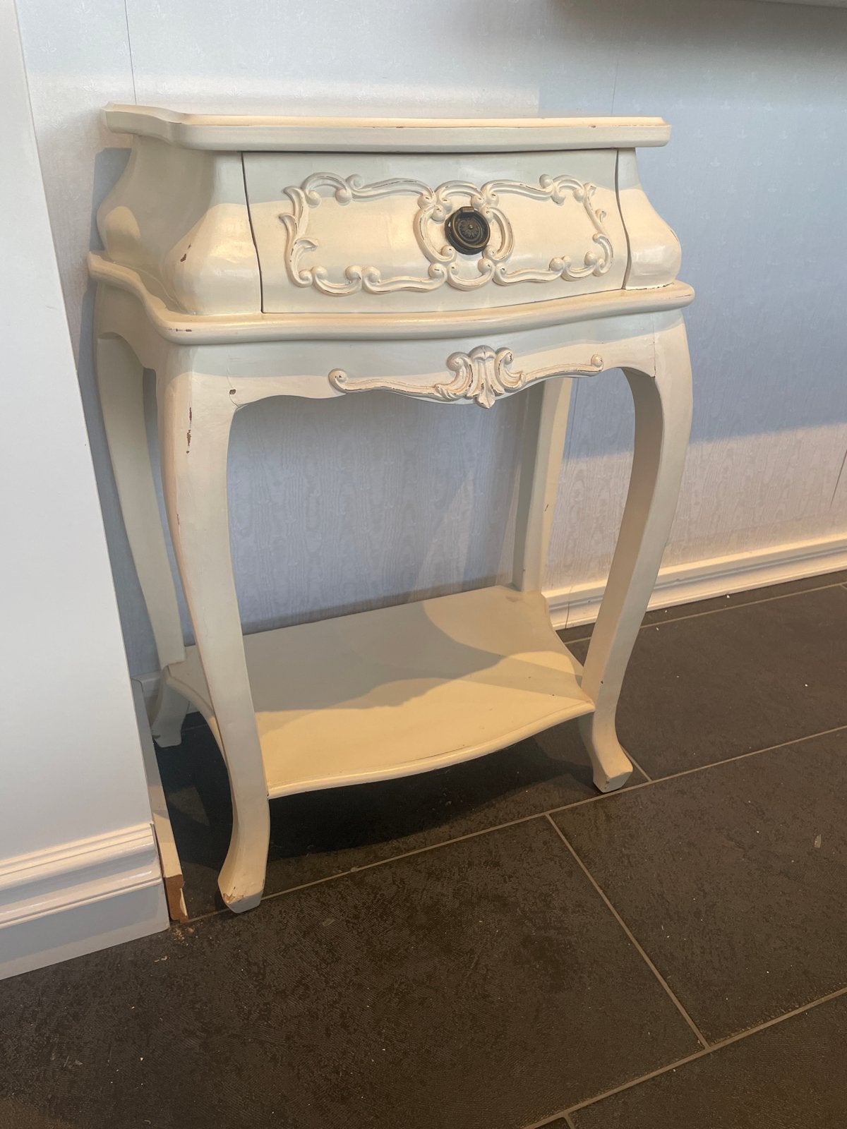 Elegant Crèmekleurig kastje met Lade 73cm hg 55 cm br 35 dp, Ophalen