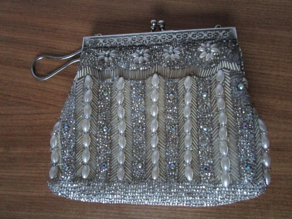 Nr.212: Vintage tas met geborduurde kraaltjes pareltjes en, Sieraden, Tassen en Uiterlijk, Tassen | Damestassen, Ophalen of Verzenden