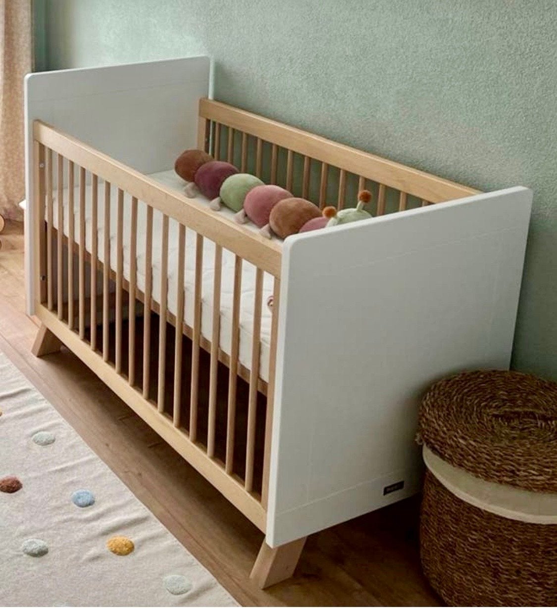 Mooi wit ledikant met houten spijlen,matras/matrasbeschermer, Ophalen, Nieuw, 70 tot 85 cm, 140 tot 160 cm