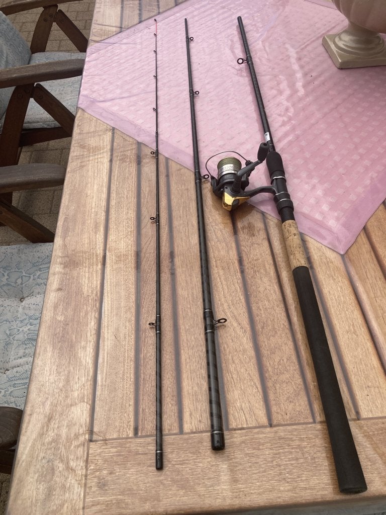 Te Koop feeder met DAIWA MOLEN vol lijn, Ophalen, Zo goed als nieuw, Molen